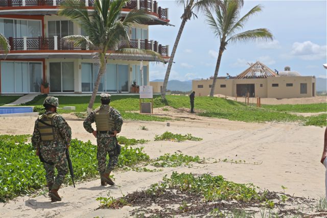 Marinos patrullan la Zona Federal en frente de Vivo Resorts<br />Foto: Hunter Pendleton