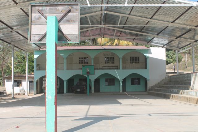ICA also has built play areas for the primary<br />and secondary schools 
in Comitlán
as well as<br />a covered basketball court at the Agencia Municipal.<br />Photo: Inti Gopar
