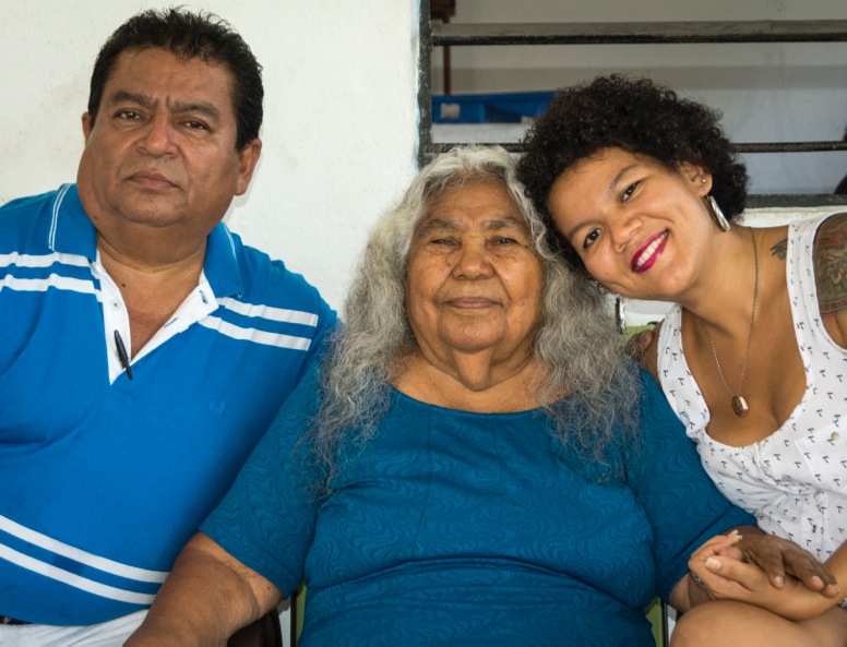 Gretell de Gala Torres Baños con su papá, 
	Ing. Amado Torres Gómez y su abuela Fabiana Gómez.<br />Foto: Ernesto J. Torres, Casa 12