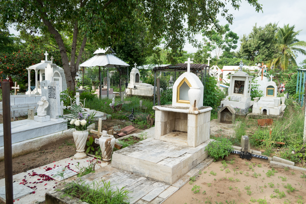 The Puerto Escondido cemetery has run out of space.<br />Photo: Ernesto J. Torres
