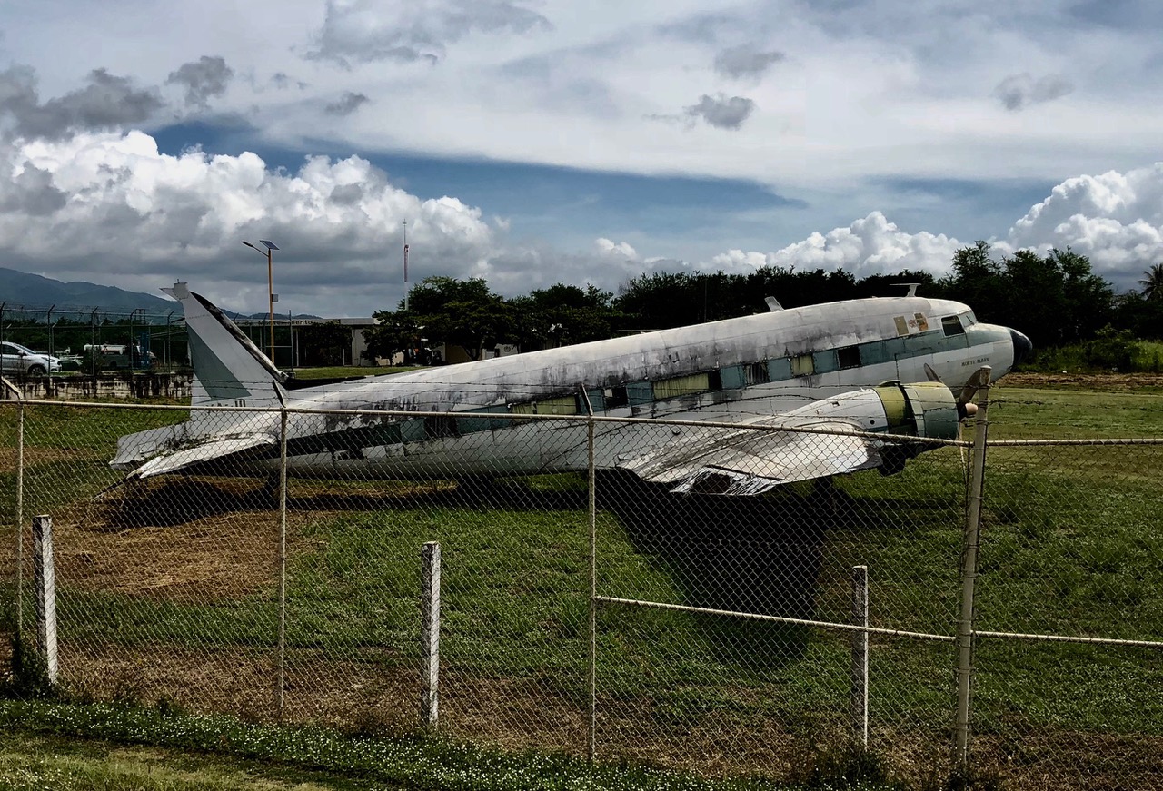 DC 3, abandonado en el aeropuerto de Puerto Escondido. Foto: Ernesto J. Torres