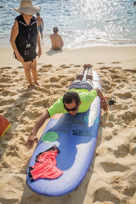 Clases de Surf en Puerto Escondido. Foto: Ernesto J. Torres