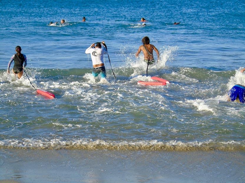 Clases de Surf en Puerto Escondido. Foto: Ernesto J. Torres
