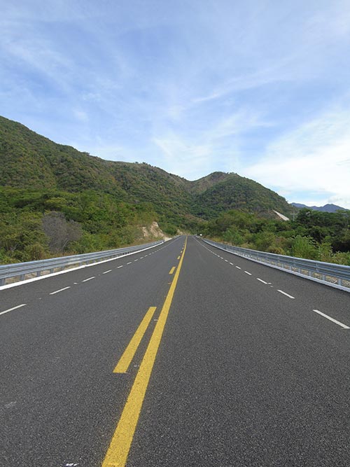 En noviembre de 2020, 26 de los 28 kilometros (menos los puentes) en Colotepec
ya estaban terminados.