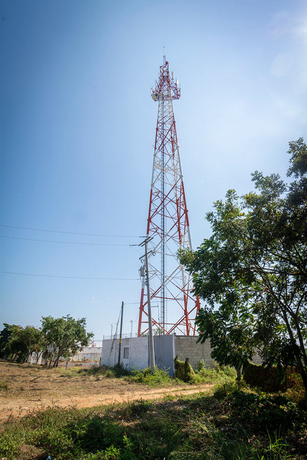 Torre de Telcel con conexión de fibra óptica de Telmex