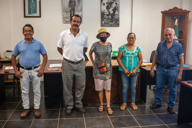 Pedro Antonio Patiño Gutiérrez, Presidente del Comisariado de Bienes Comunales de San Pedro Mixtepec, segundo de la izquierda, con los comisariados y Barbara Schaffer.