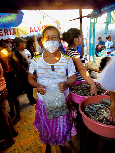 Desde hace 20 años Gelasia Silva Cruz trae pescado de Las Negras al mercado.