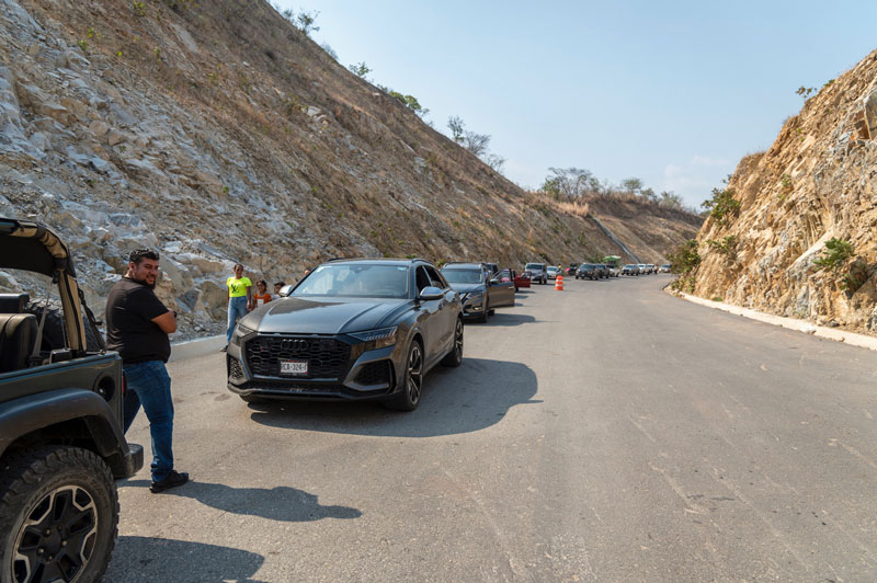 Los coches viniendo de Oaxaca tuvieron que esperar hasta una hora en Colotepec mientras la construcción estaba en marcha.