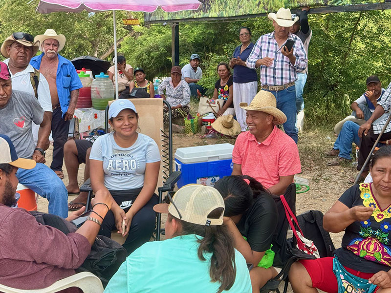 Farmers from Tututepec remained in front of the airport on Tuesday afternoon in case there would be another blockade.