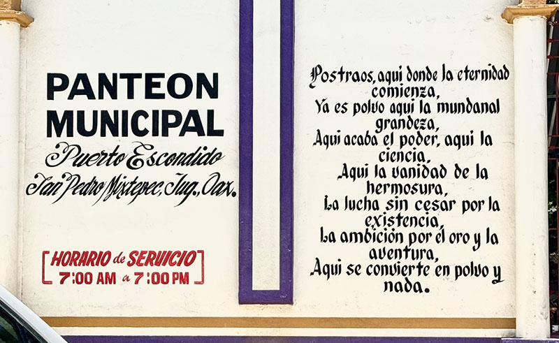 Aviso a la entrada del panteón.