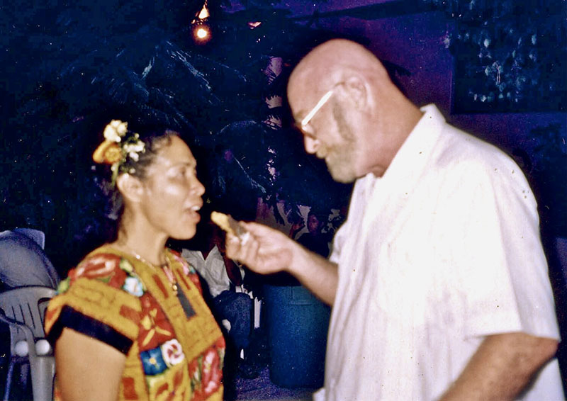 María Cecilia L. (Chela) Hernández Rivera y Alan Lewis (Al) Steinberg en el registro civil 20/12/2000.